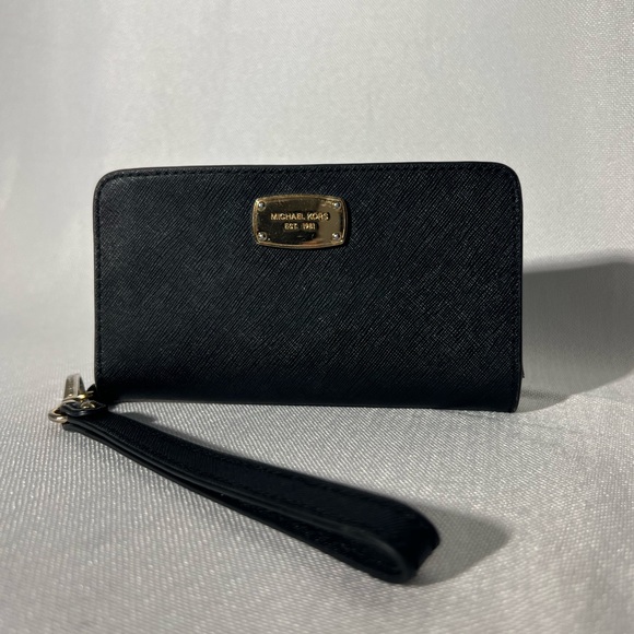 Micheal Kors wristlet/ wallet black 6 3/4 x 1 x 3 1/2 - Picture 1 of 12